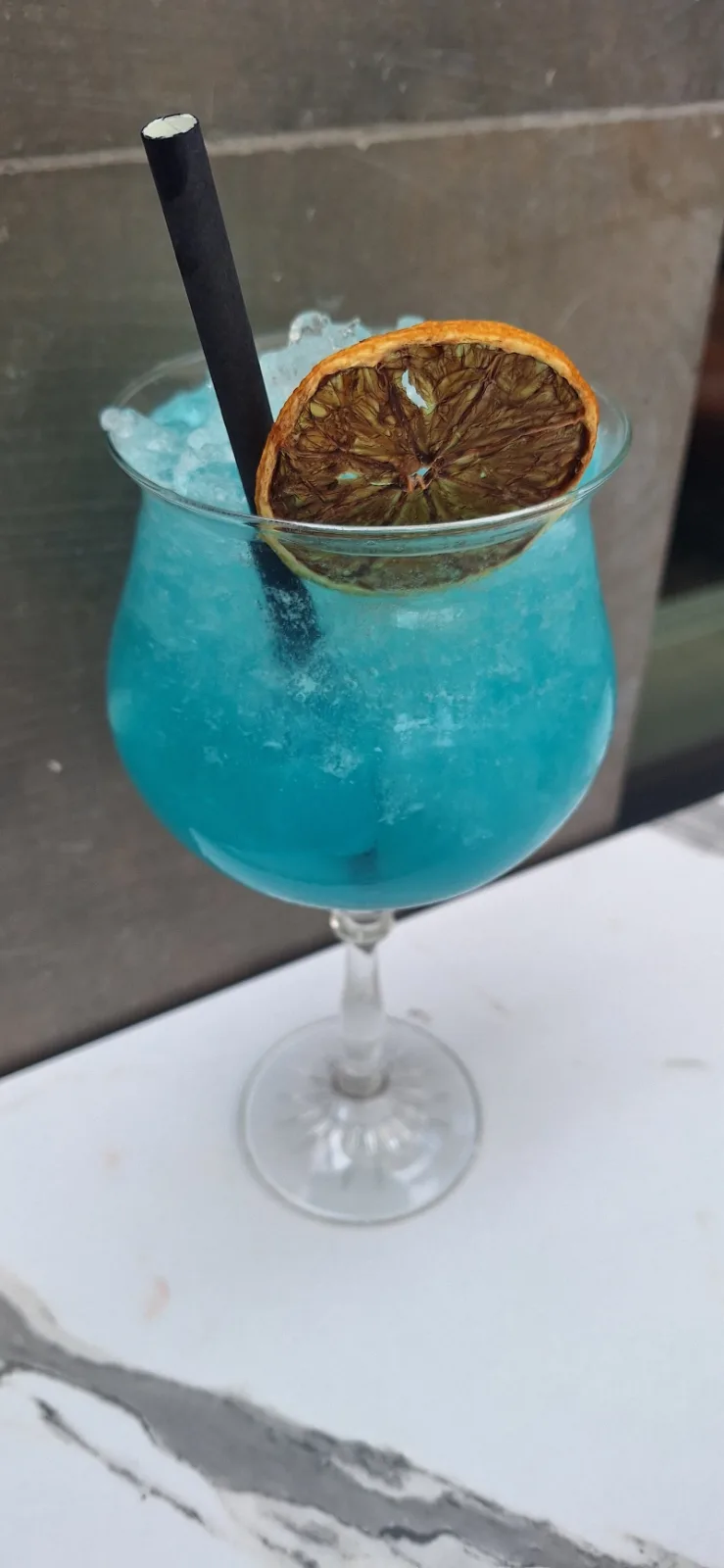 Blå drink på Bryggan