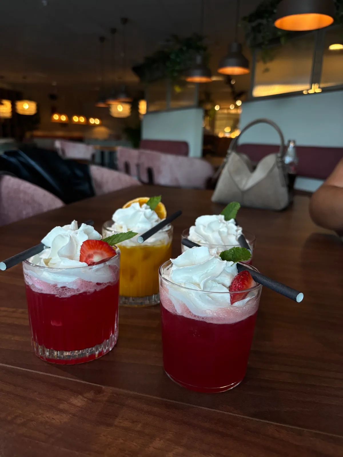 Drinkar med grädde och jordgubbar på Bryggan