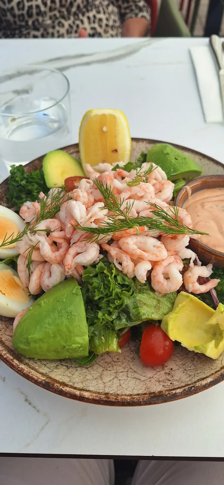 Räksallad med avokado och ägg på Bryggan i Södertälje