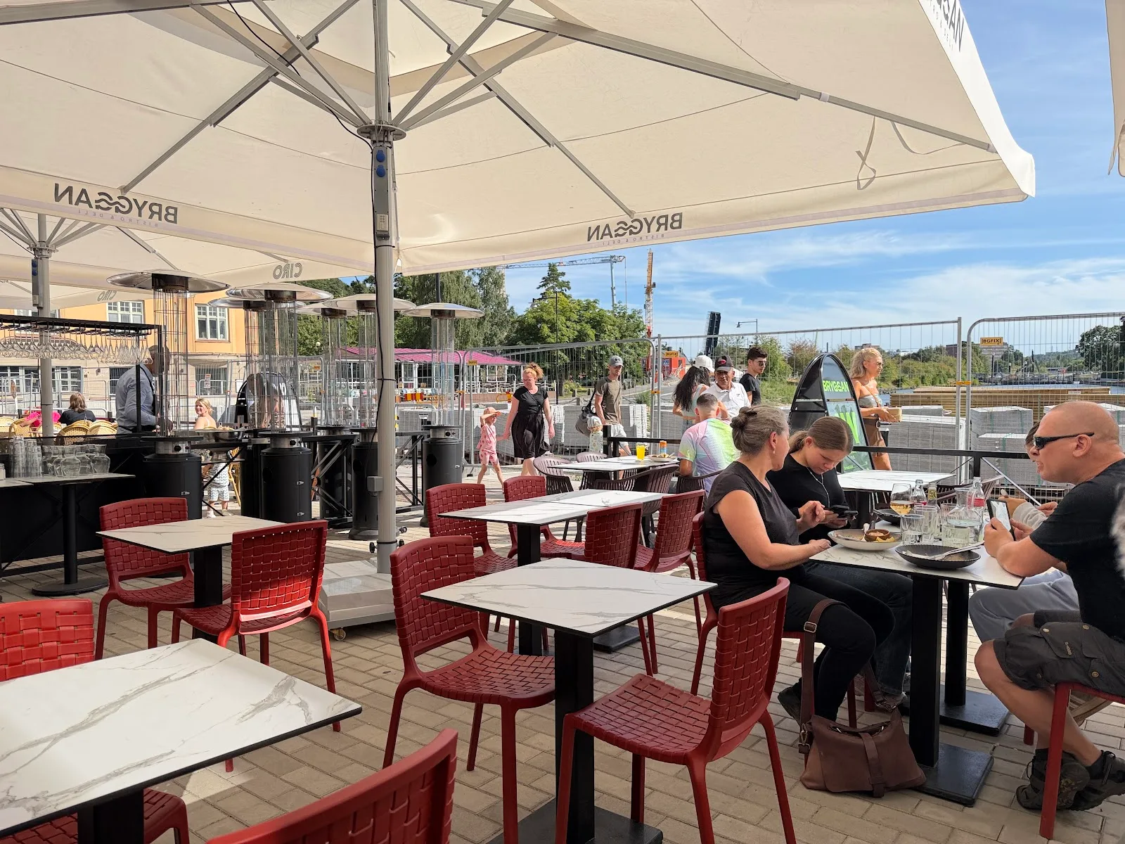 Uteservering med parasoller vid Maren på Bryggan i Södertälje